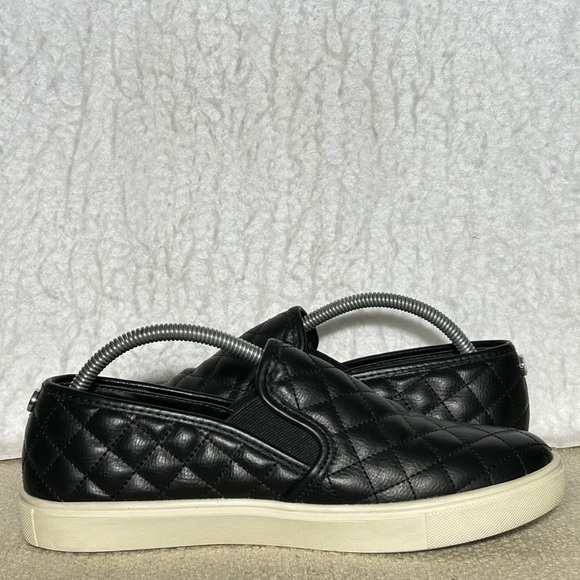 Steve Madden Womens Ecentrcq Black Quilted SlipOn Fashion Sneakers Shoes SZ 9M - Picture 6 of 11